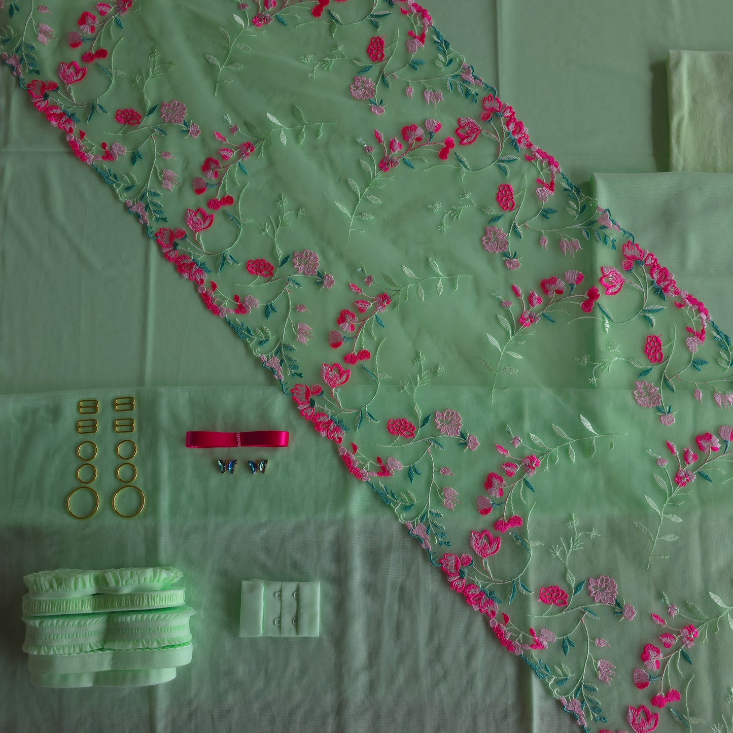 Extra goed gevulde lingerie kit "neon satisfaction"