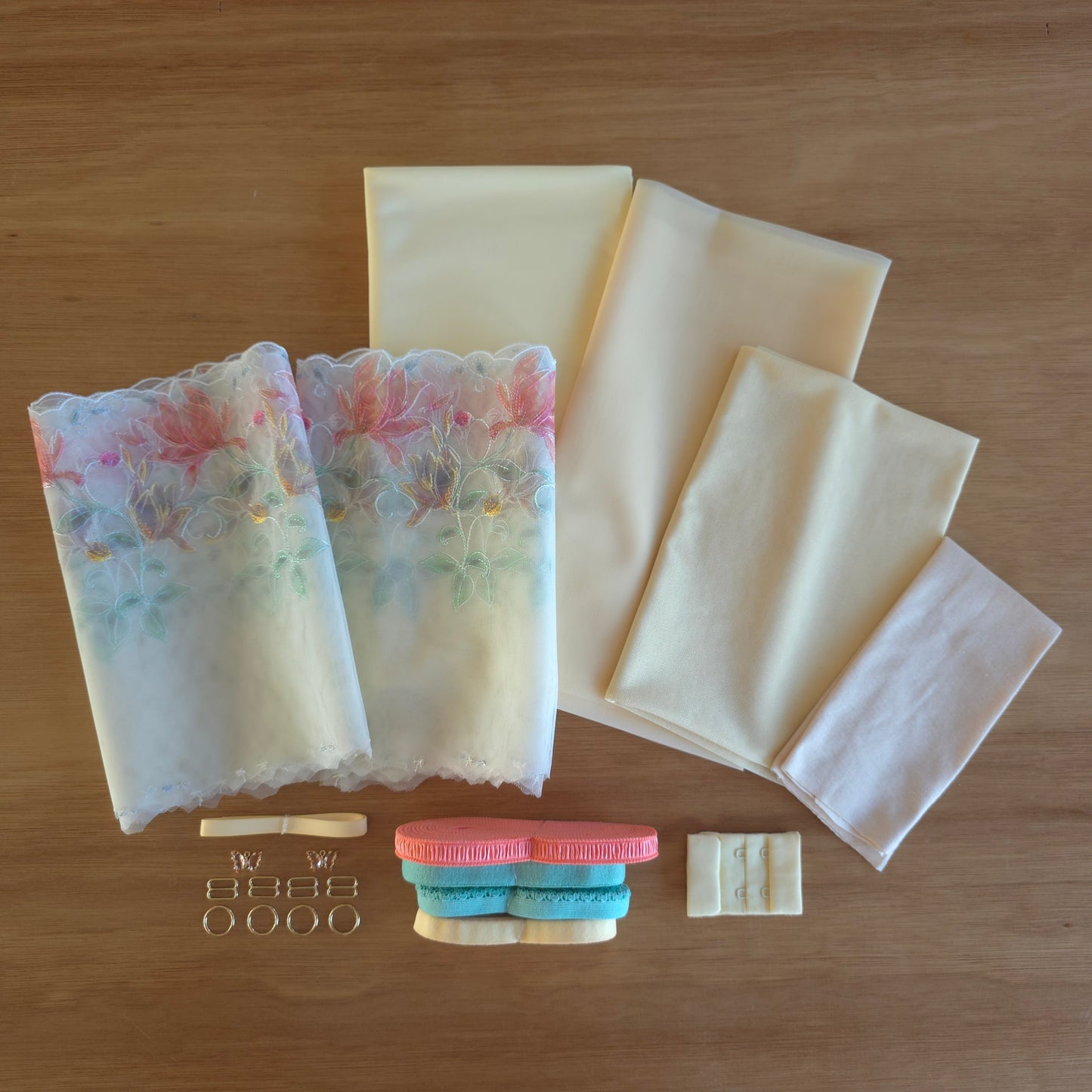 Goed gevulde lingerie kit "Watercolor Painting"