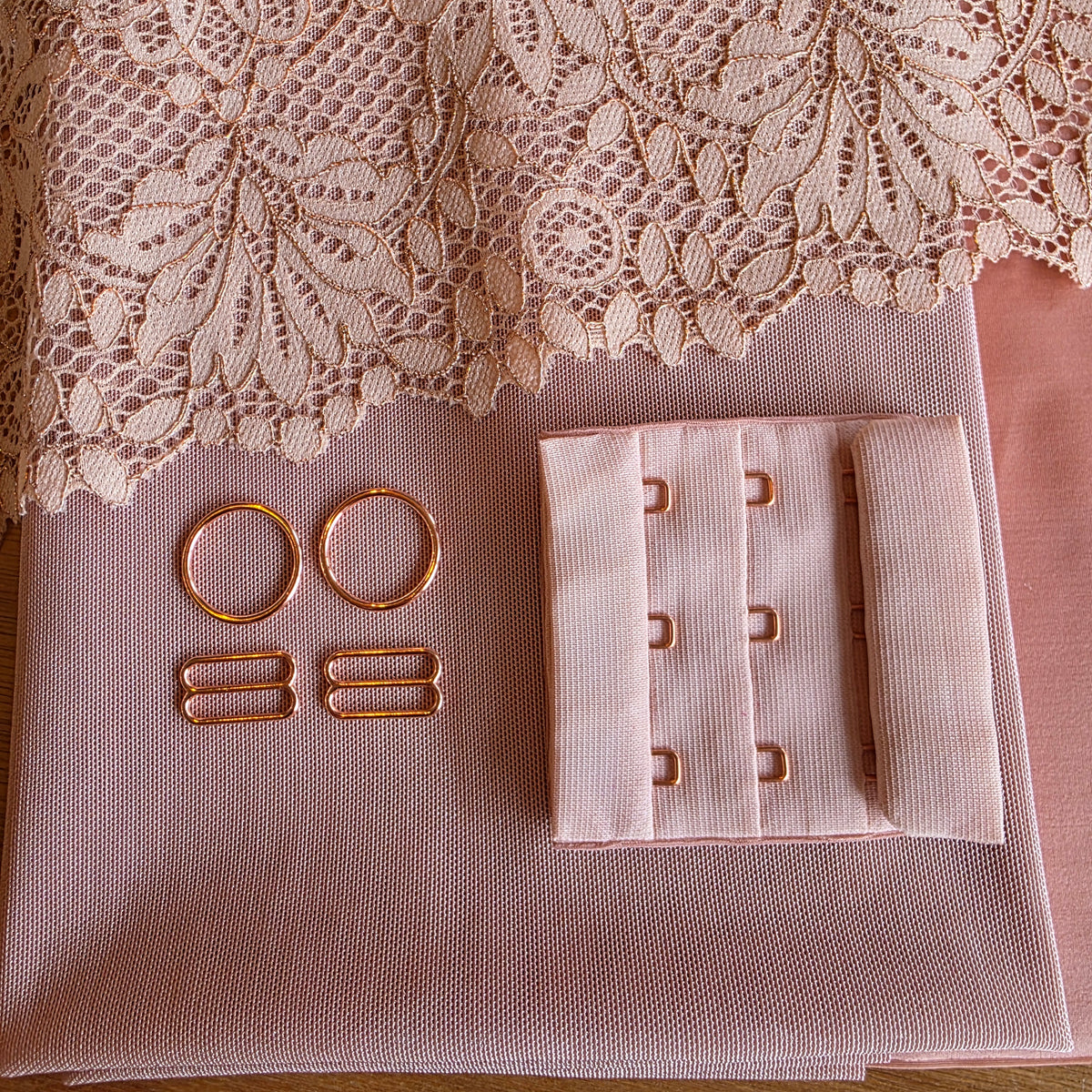 Lingerie kit voor het Rani bh patroon: "Faded Rose"