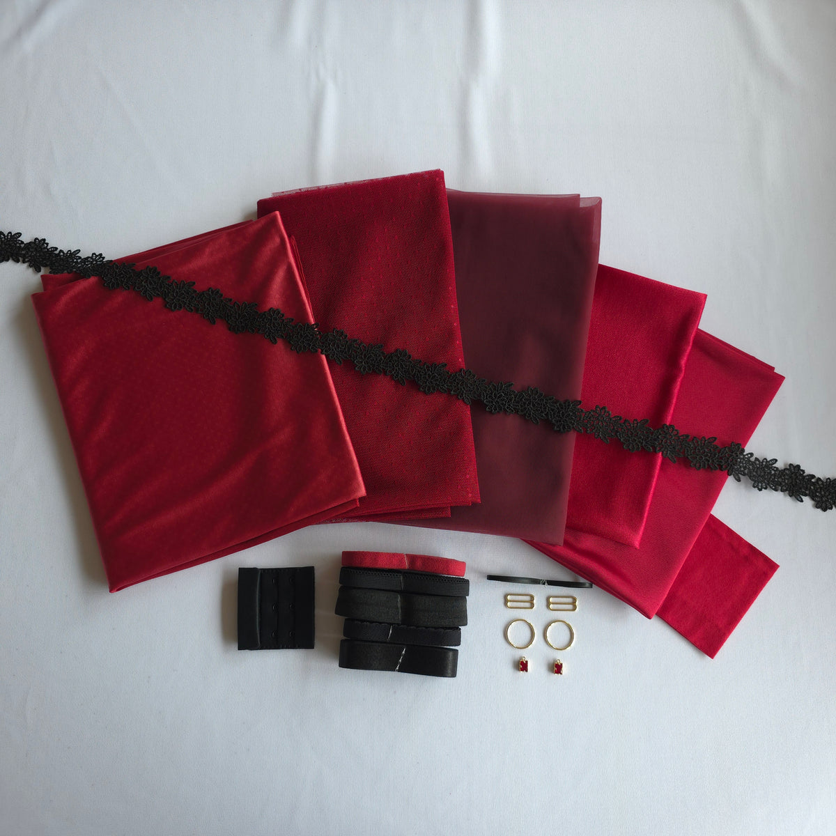 Lingerie kit voor het Rani bh patroon: "Midnight Rouge"
