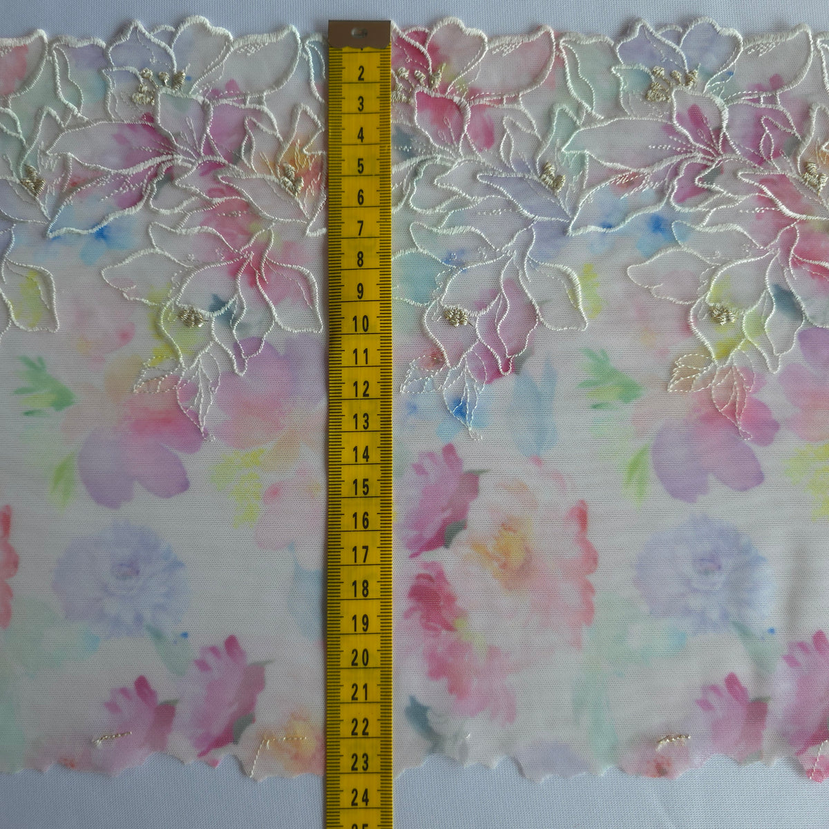 2026-85 roomwit stretchmesh kant met kleurrijke bloemenprint en geborduurde bloemen voorzien van goudkleurig lurexdraadzien