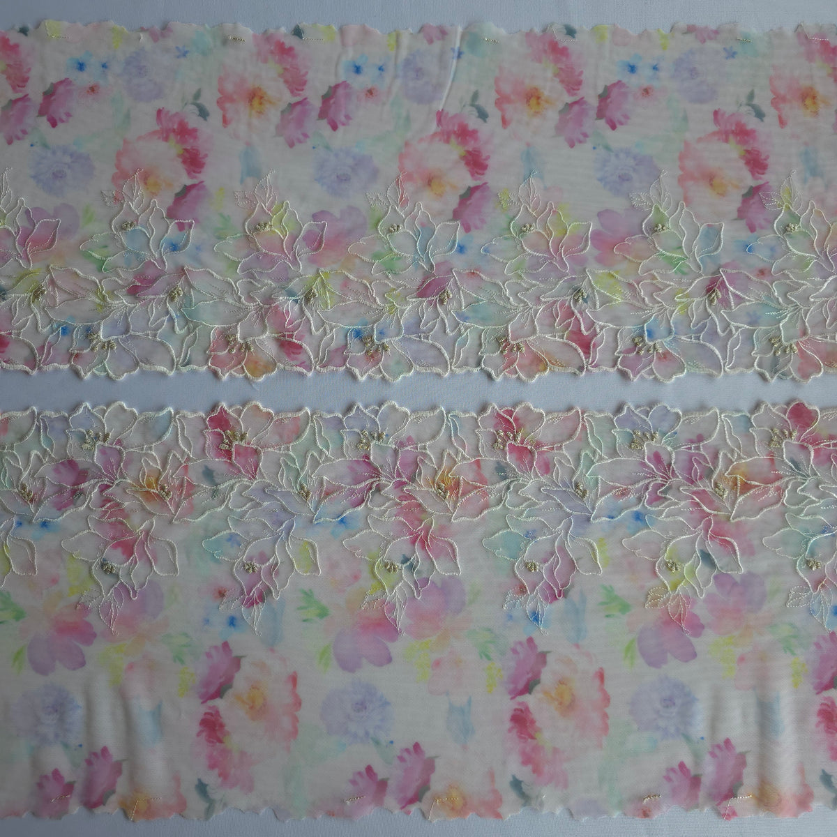 2026-85 roomwit stretchmesh kant met kleurrijke bloemenprint en geborduurde bloemen voorzien van goudkleurig lurexdraadzien