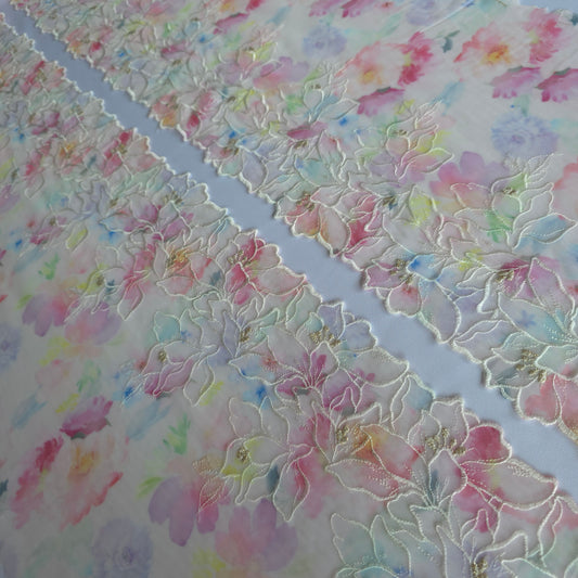 2026-85 roomwit stretchmesh kant met kleurrijke bloemenprint en geborduurde bloemen voorzien van goudkleurig lurexdraadzien