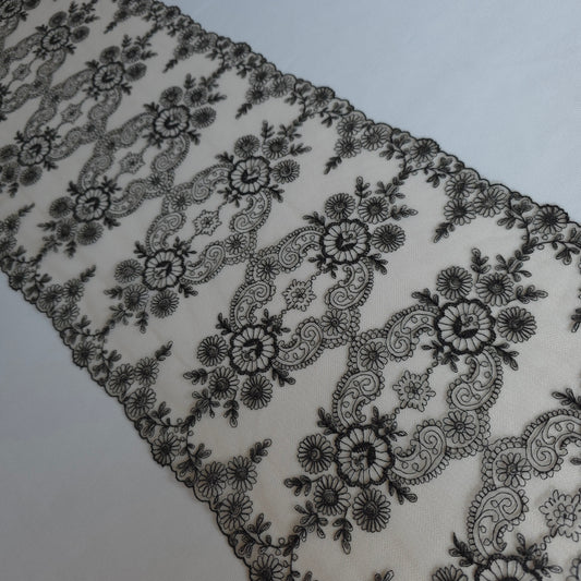 2026-88 delicaat beige kleurig tule kant met verfijnt zwart borduursel met margrieten