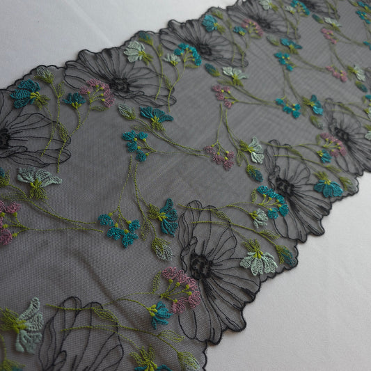 2026-89 Zwart tule kant met veldbloemen voorzien van azuurblauw lurexdraad