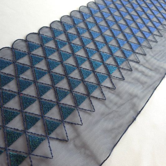 2026-91 donkerblauw tule kant met geometrisch borduursel voorzien van iriserend lurexdraad