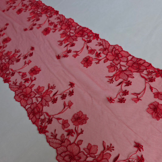 2026-90 Rood tule kant met geborduurde rozen voorzien van rood lurexdraad
