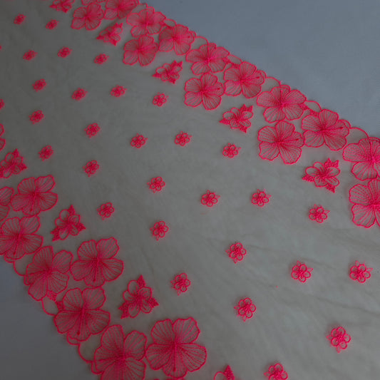 2026-92 lichtbeige tule kant met geborduurde hibiscus in neon roze