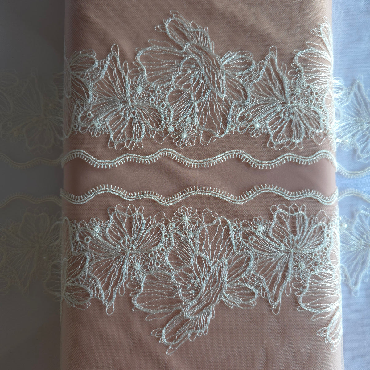 2026-100 beige tule kant met geborduurde bloemen in witte lineart voorzien van glaskraaltjes