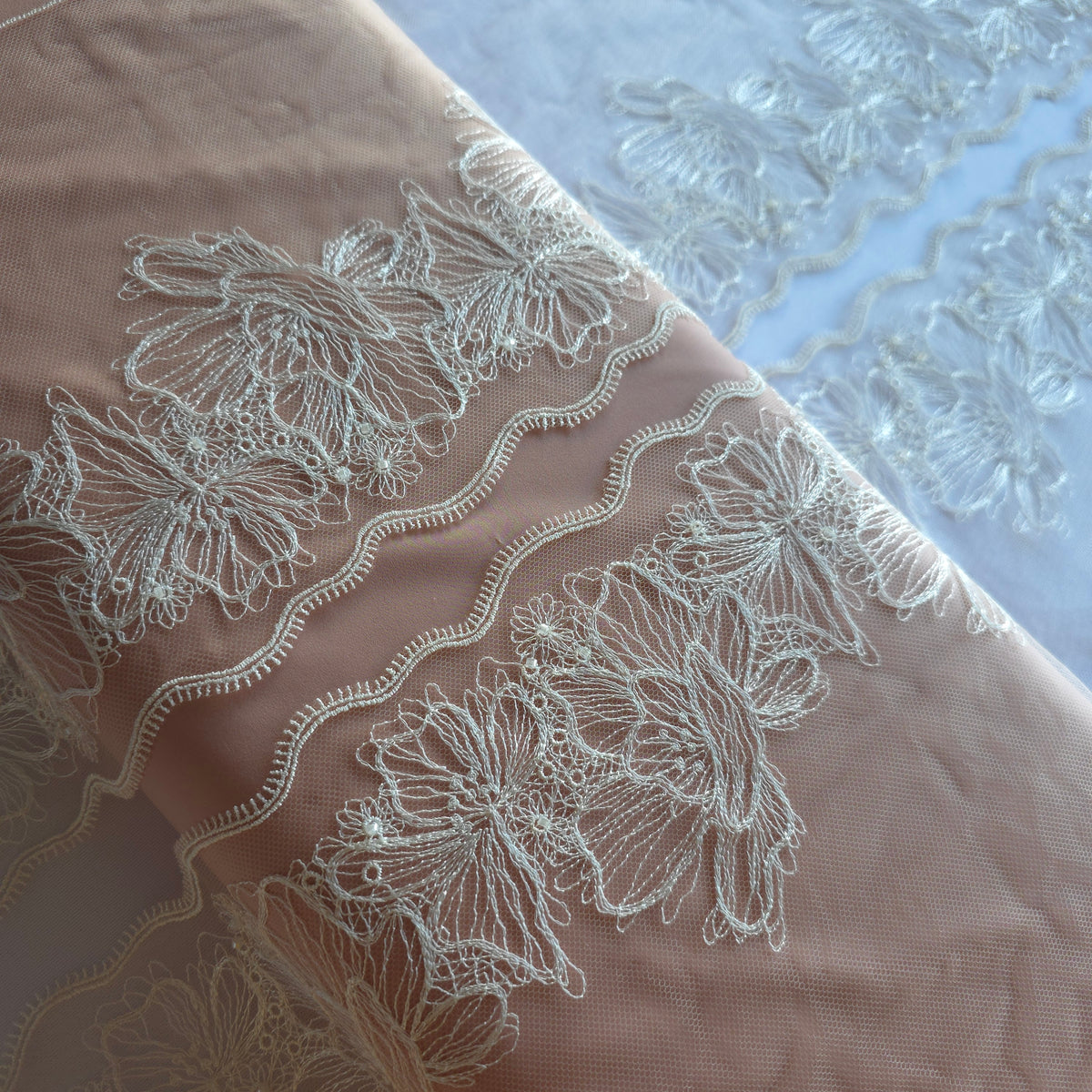 2026-100 beige tule kant met geborduurde bloemen in witte lineart voorzien van glaskraaltjes