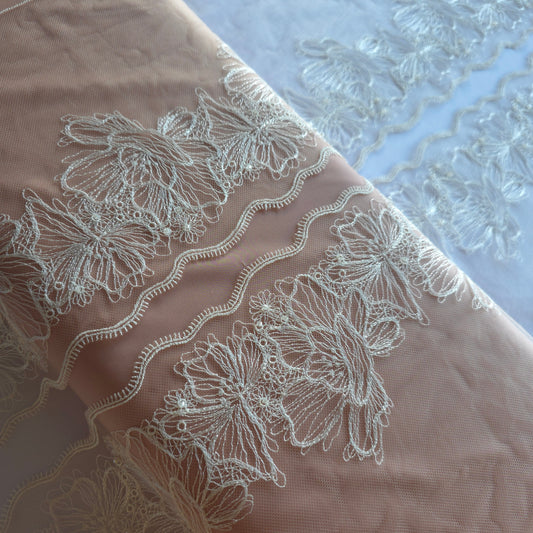 2026-100 beige tule kant met geborduurde bloemen in witte lineart voorzien van glaskraaltjes