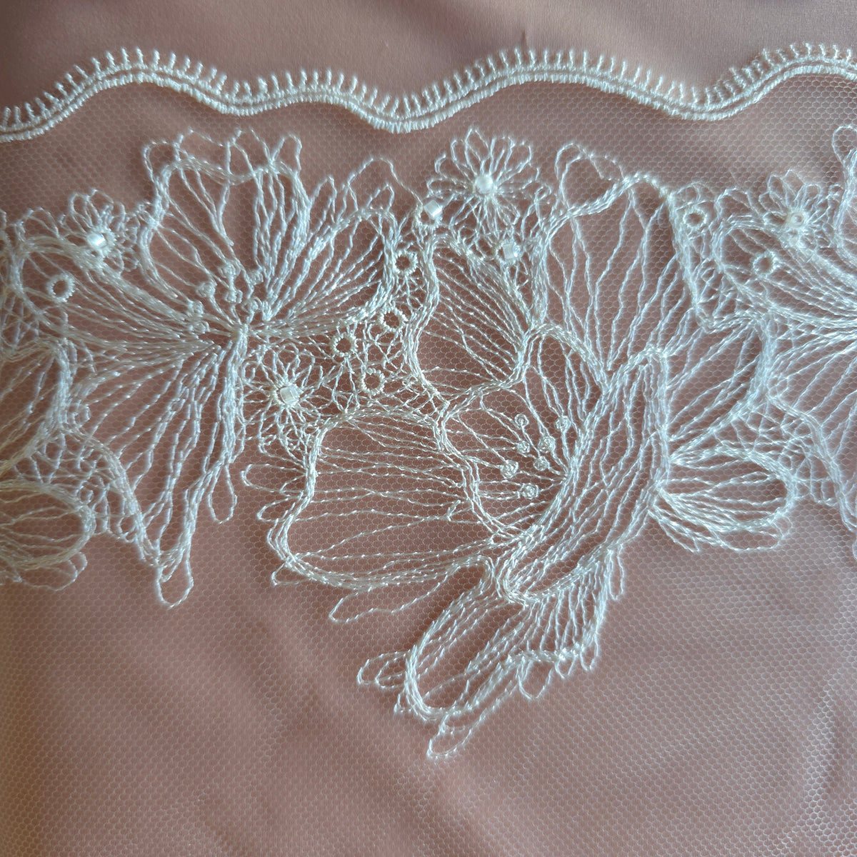 2026-100 beige tule kant met geborduurde bloemen in witte lineart voorzien van glaskraaltjes