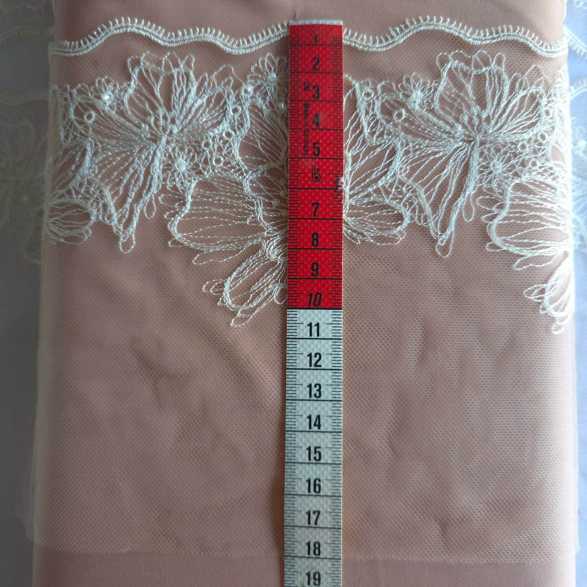 2026-100 beige tule kant met geborduurde bloemen in witte lineart voorzien van glaskraaltjes