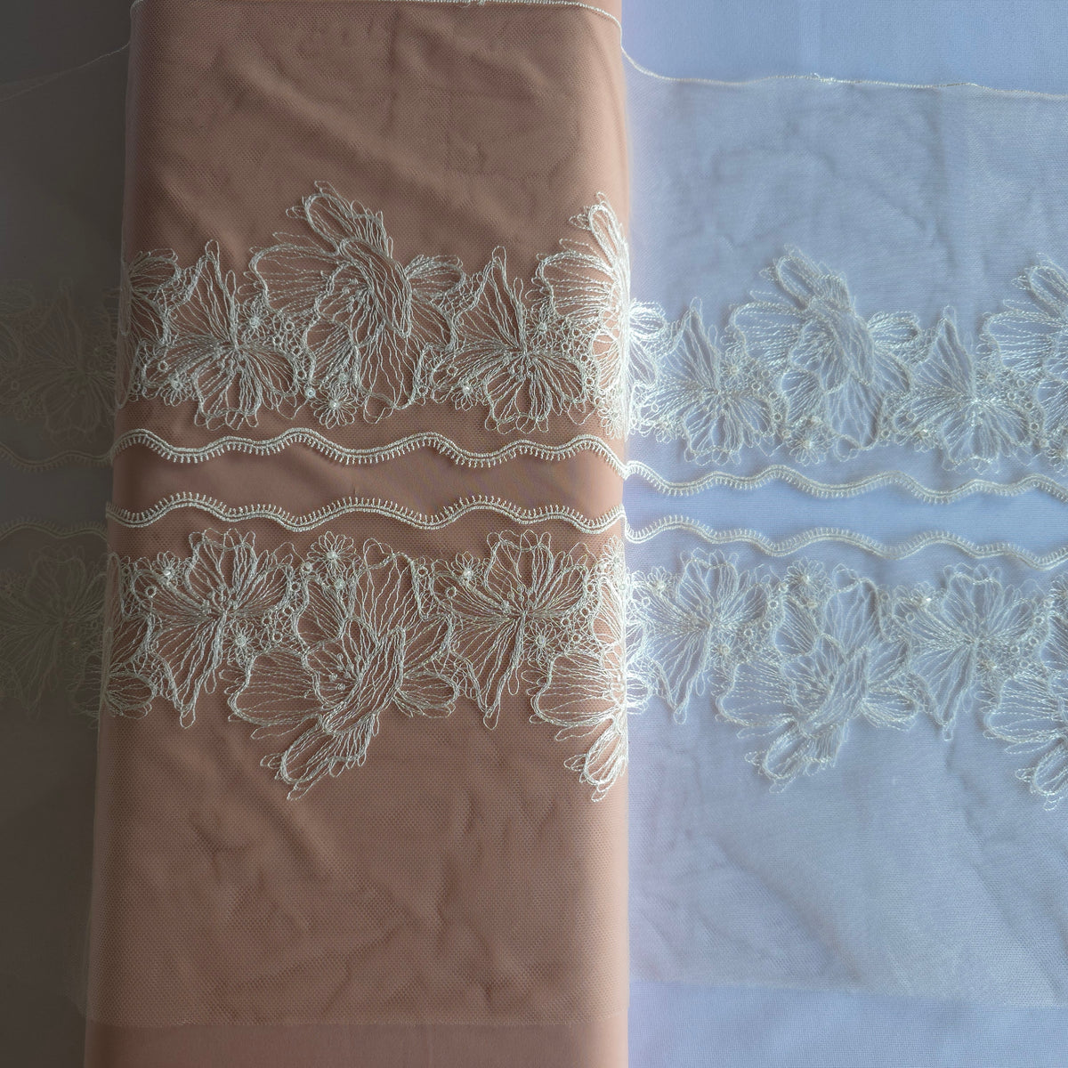 2026-100 beige tule kant met geborduurde bloemen in witte lineart voorzien van glaskraaltjes