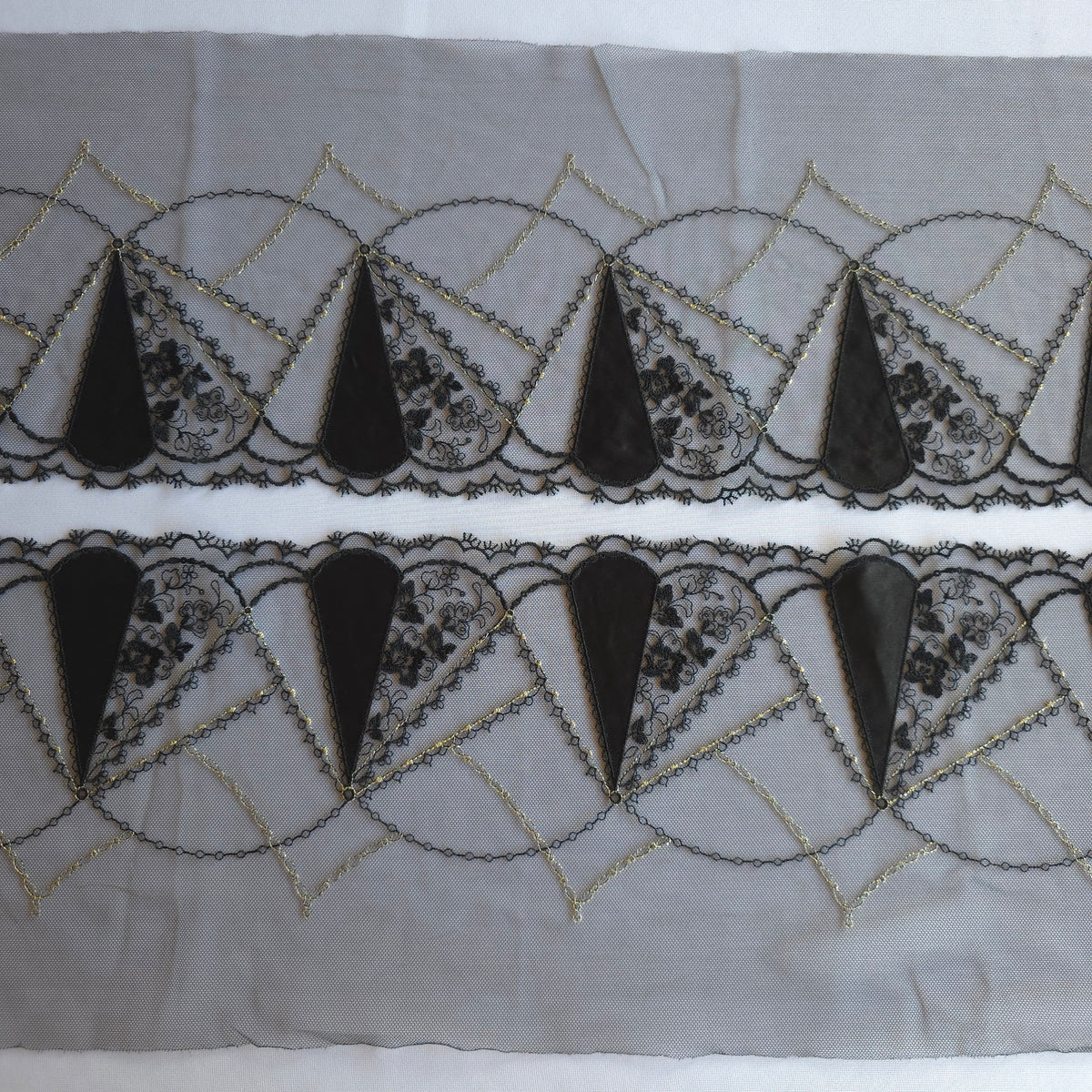 2026-101 Zwart tule kant met satijn appliqué en borduursel in de vorm van harten voorzien van goudkleurig lurex draad