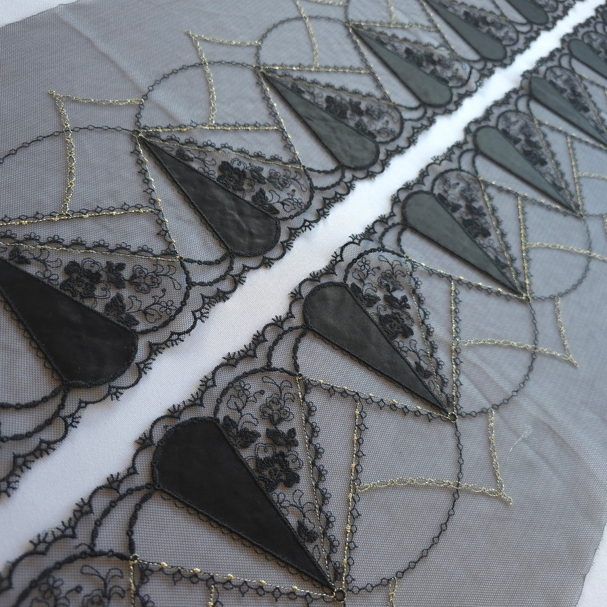 2026-101 Zwart tule kant met satijn appliqué en borduursel in de vorm van harten voorzien van goudkleurig lurex draad