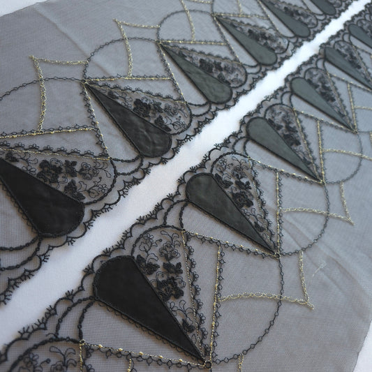 2026-101 Zwart tule kant met satijn appliqué en borduursel in de vorm van harten voorzien van goudkleurig lurex draad