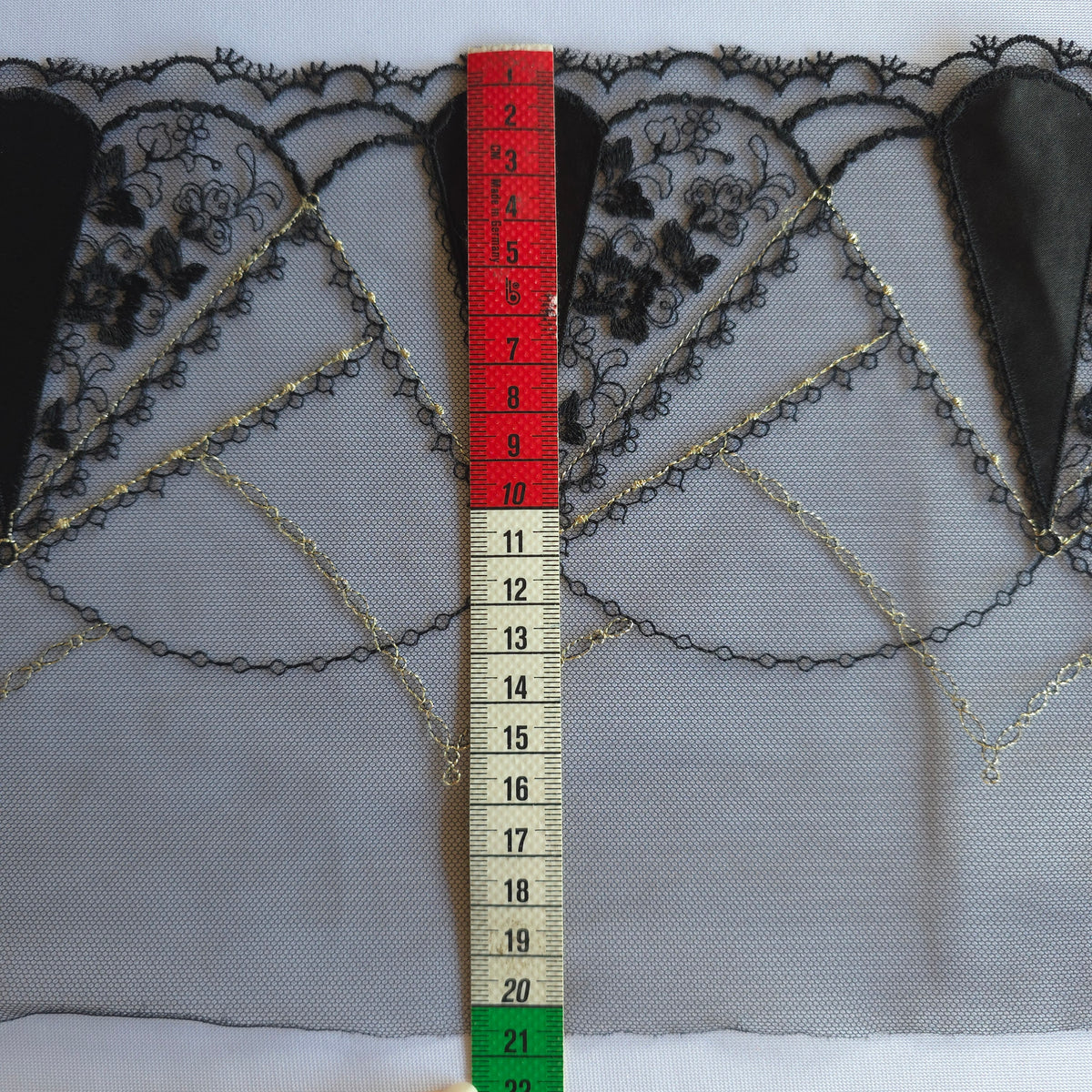 2026-101 Zwart tule kant met satijn appliqué en borduursel in de vorm van harten voorzien van goudkleurig lurex draad