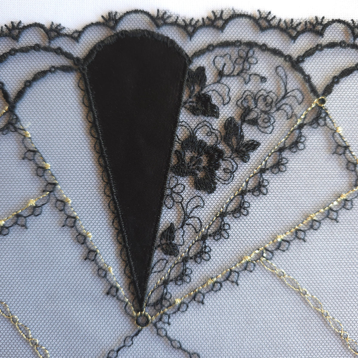 2026-101 Zwart tule kant met satijn appliqué en borduursel in de vorm van harten voorzien van goudkleurig lurex draad