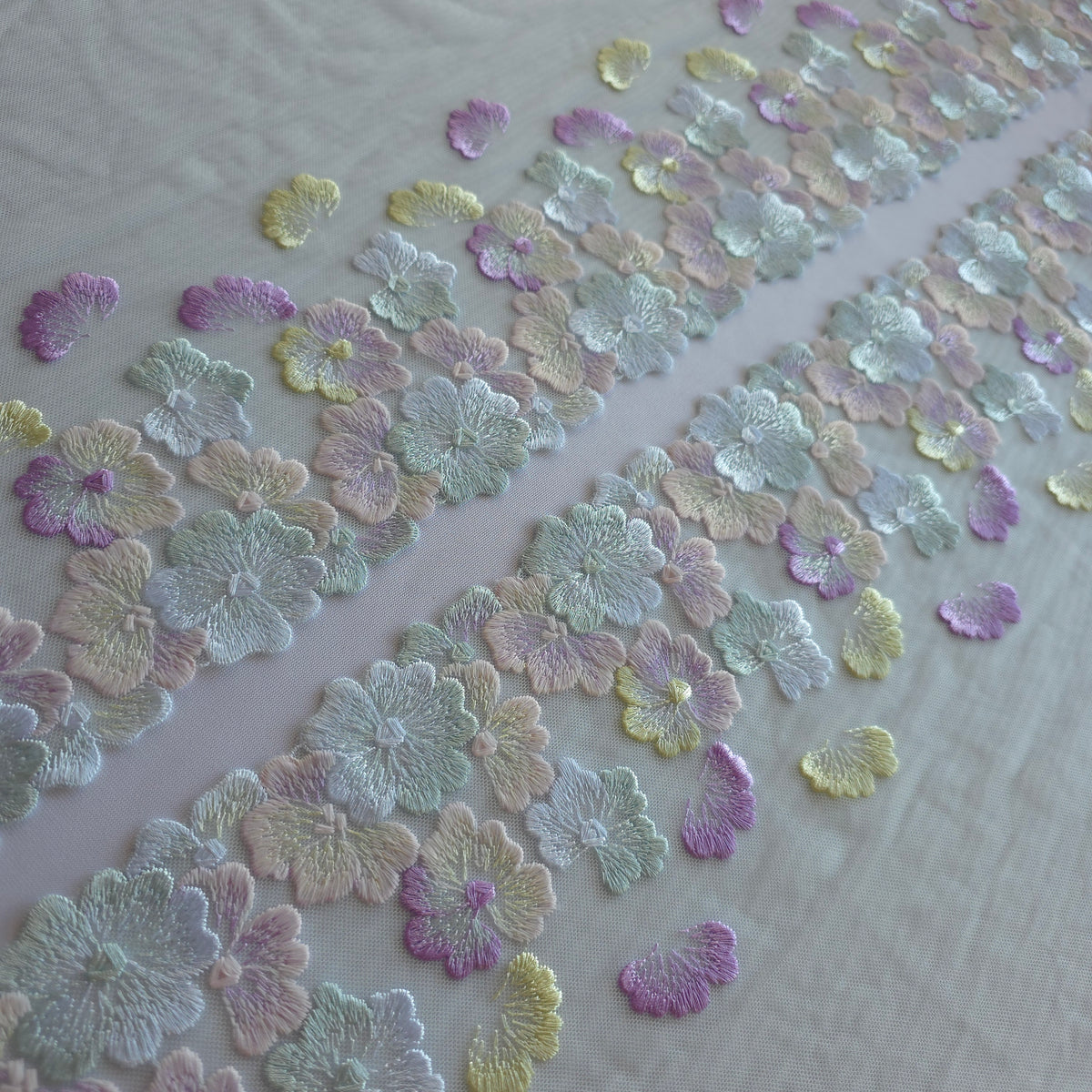 2026-102 lichtblauw tule kant met geborduurde hortensia's