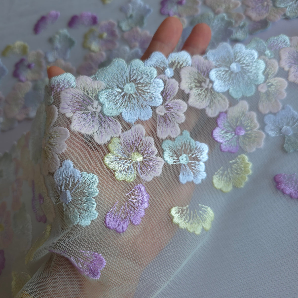 2026-102 lichtblauw tule kant met geborduurde hortensia's
