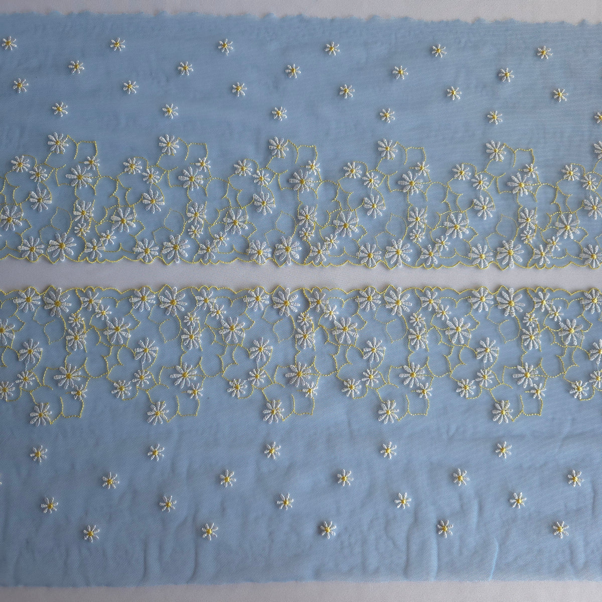 2026-103 lichtblauw tulekant met geborduurde madeliefjes