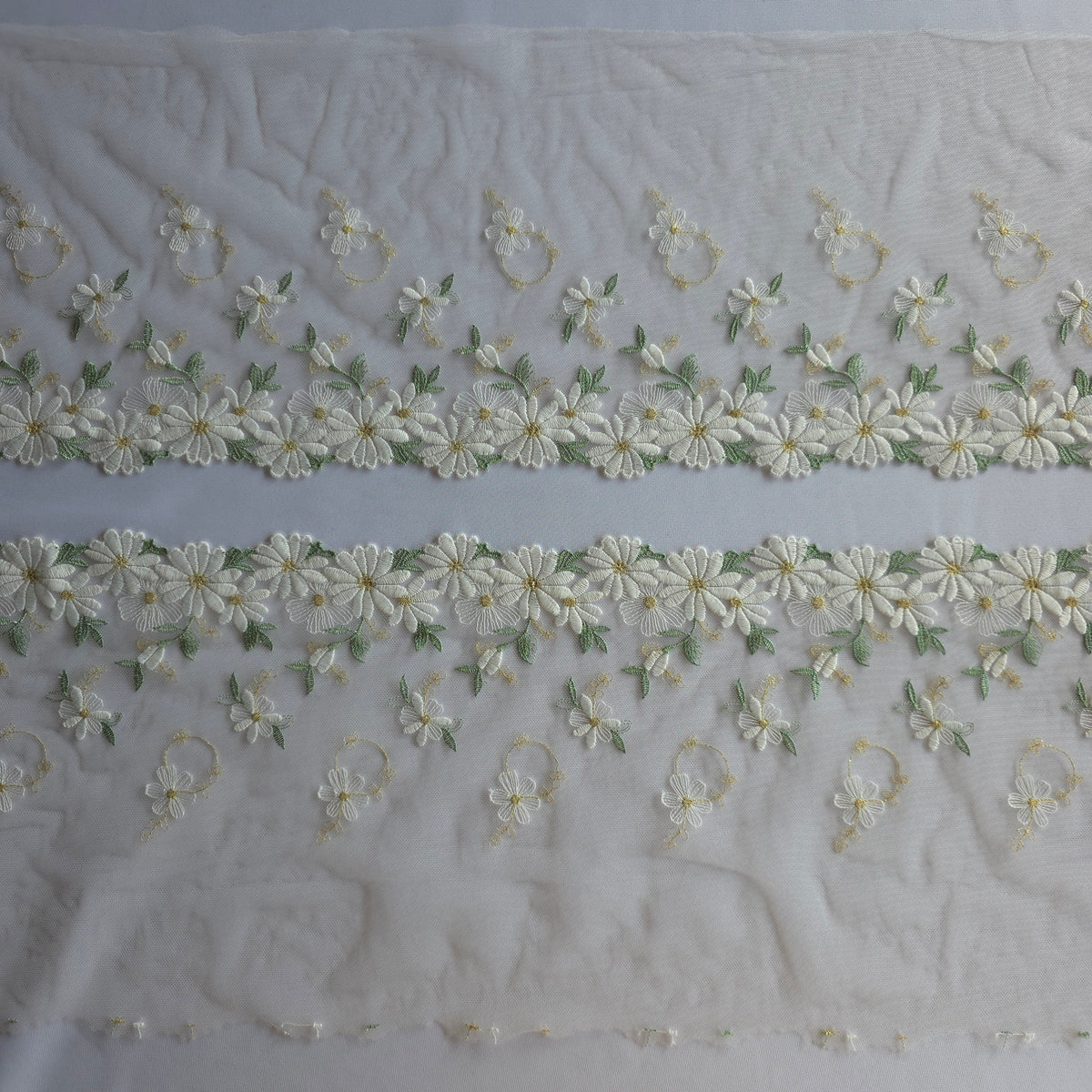 2026-104 prachtige kwaliteit, ecru kleurig tule kant met witte margrieten voorzien van hartjes van goudkleurig lurex draad