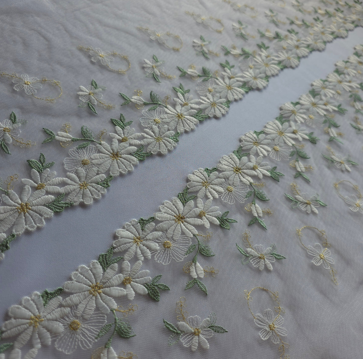 2026-104 prachtige kwaliteit, ecru kleurig tule kant met witte margrieten voorzien van hartjes van goudkleurig lurex draad