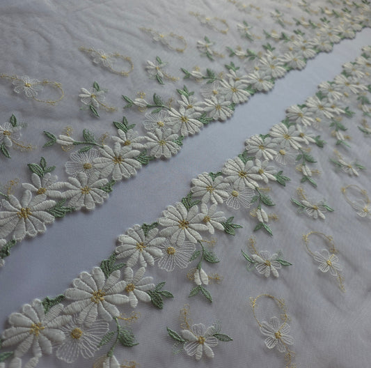 2026-104 prachtige kwaliteit, ecru kleurig tule kant met witte margrieten voorzien van hartjes van goudkleurig lurex draad