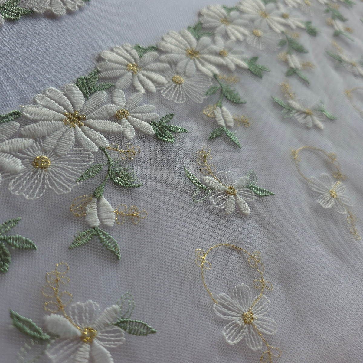 2026-104 prachtige kwaliteit, ecru kleurig tule kant met witte margrieten voorzien van hartjes van goudkleurig lurex draad