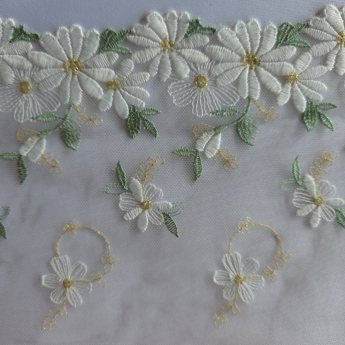 2026-104 prachtige kwaliteit, ecru kleurig tule kant met witte margrieten voorzien van hartjes van goudkleurig lurex draad