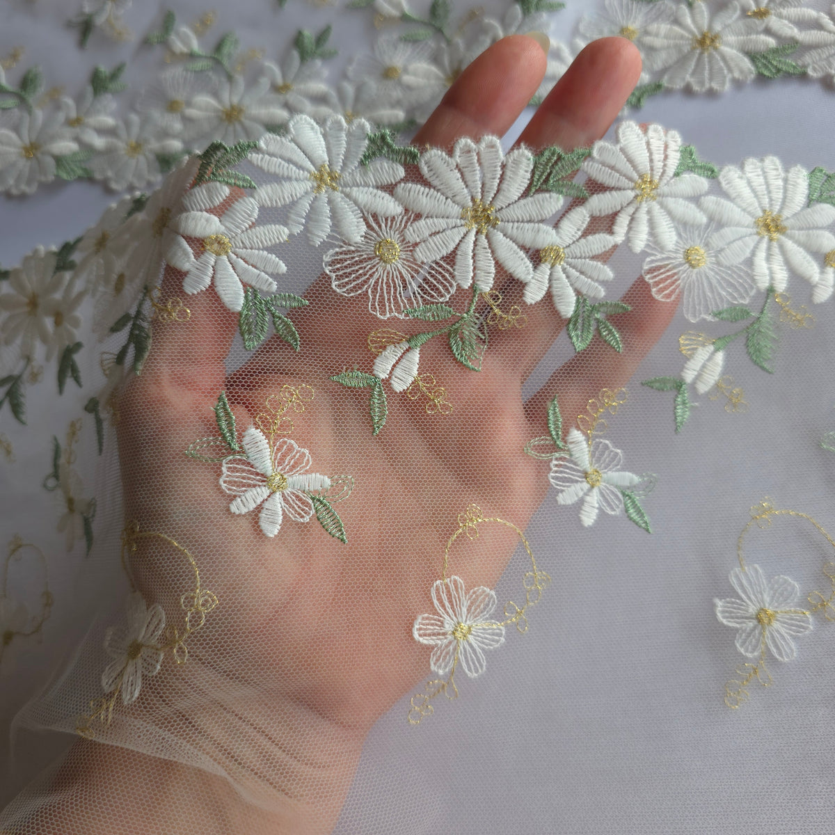 2026-104 prachtige kwaliteit, ecru kleurig tule kant met witte margrieten voorzien van hartjes van goudkleurig lurex draad