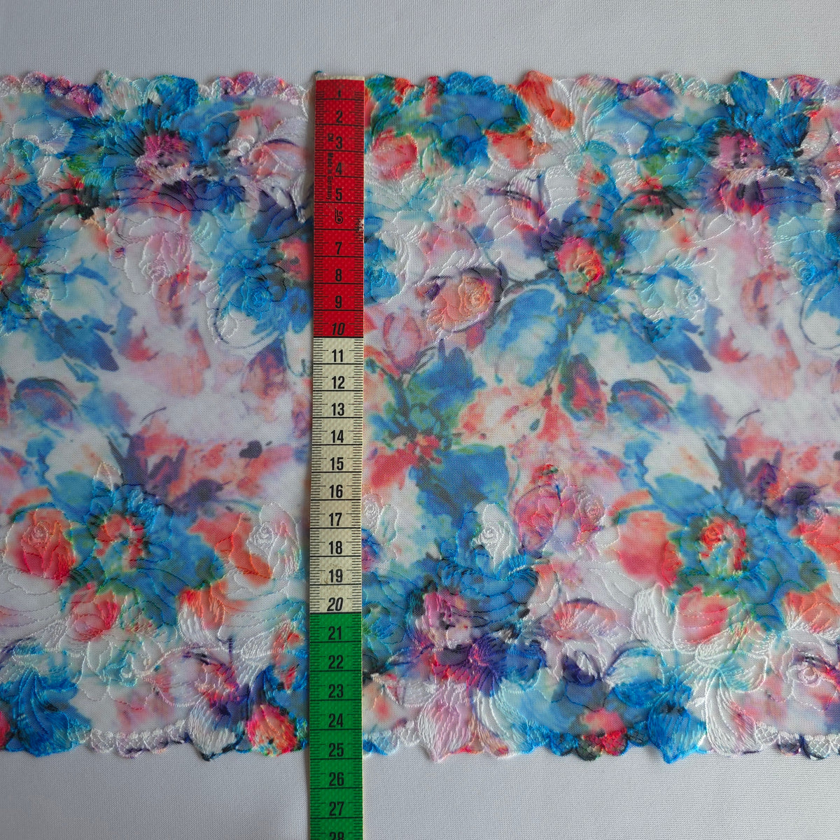 2026-105 wit tule kant met bloemen borduursel voorzien van print in blauw, rood, paars en groen