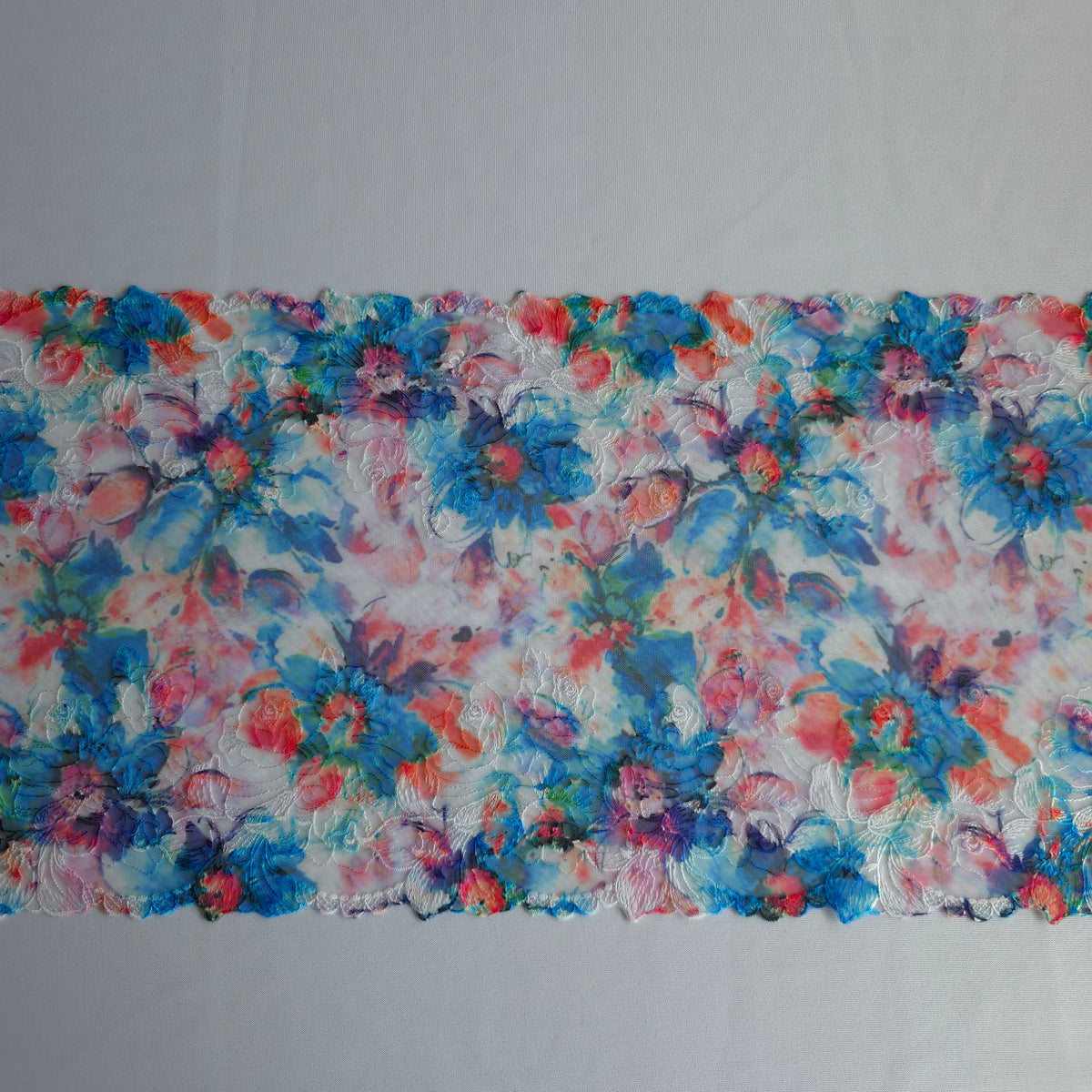 2026-105 wit tule kant met bloemen borduursel voorzien van print in blauw, rood, paars en groen