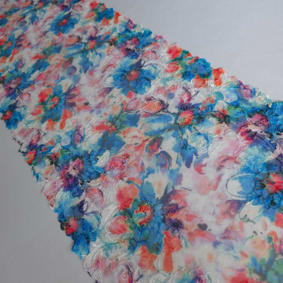 2026-105 wit tule kant met bloemen borduursel voorzien van print in blauw, rood, paars en groen