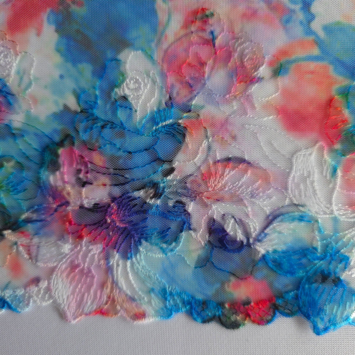 2026-105 wit tule kant met bloemen borduursel voorzien van print in blauw, rood, paars en groen