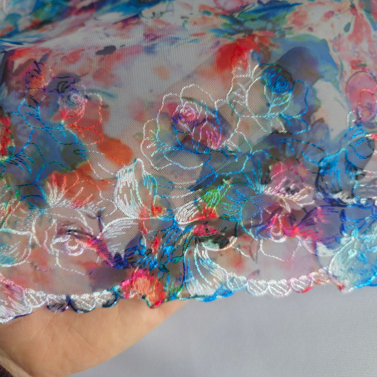 2026-105 wit tule kant met bloemen borduursel voorzien van print in blauw, rood, paars en groen