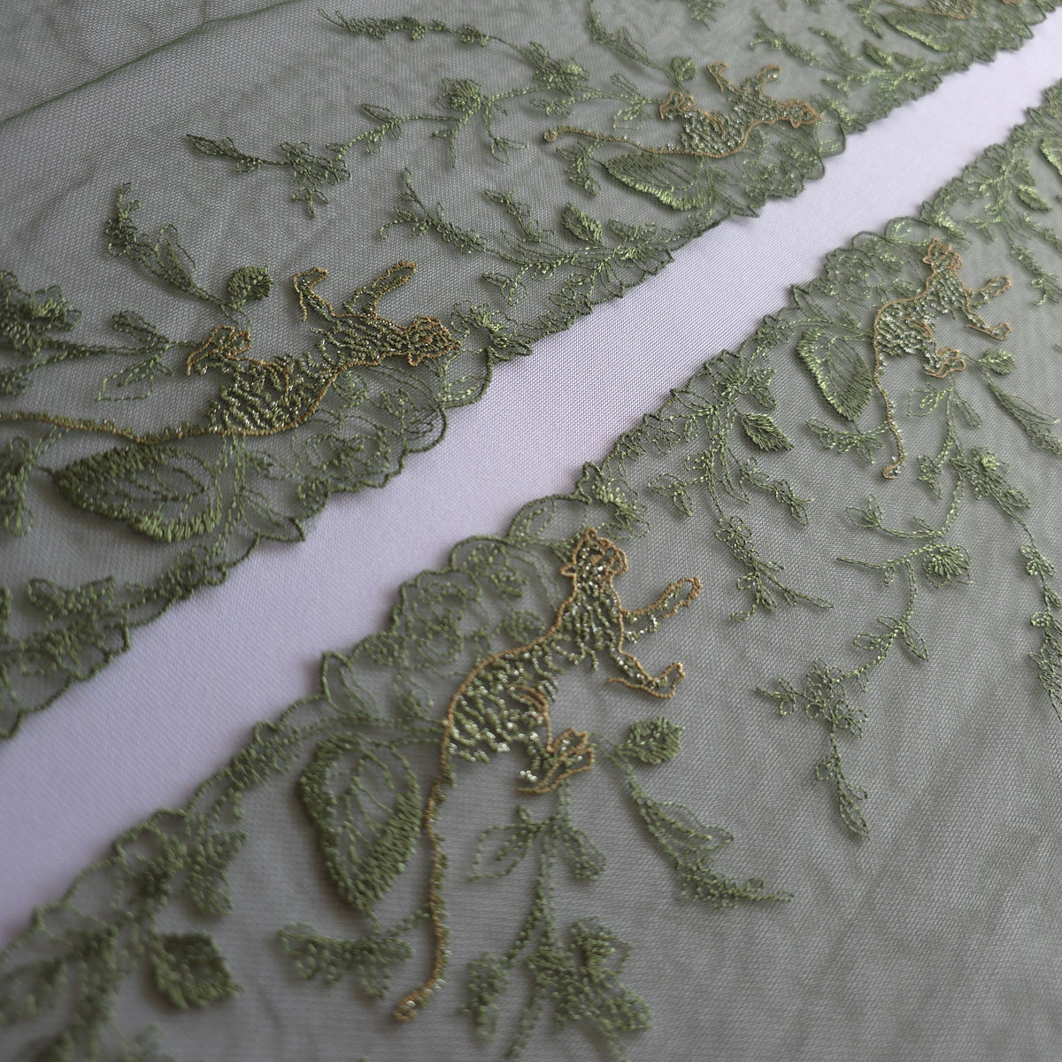 2026-108 bosgroen tulekant met geborduurde panters voorzien van champagne goud lurexdraad