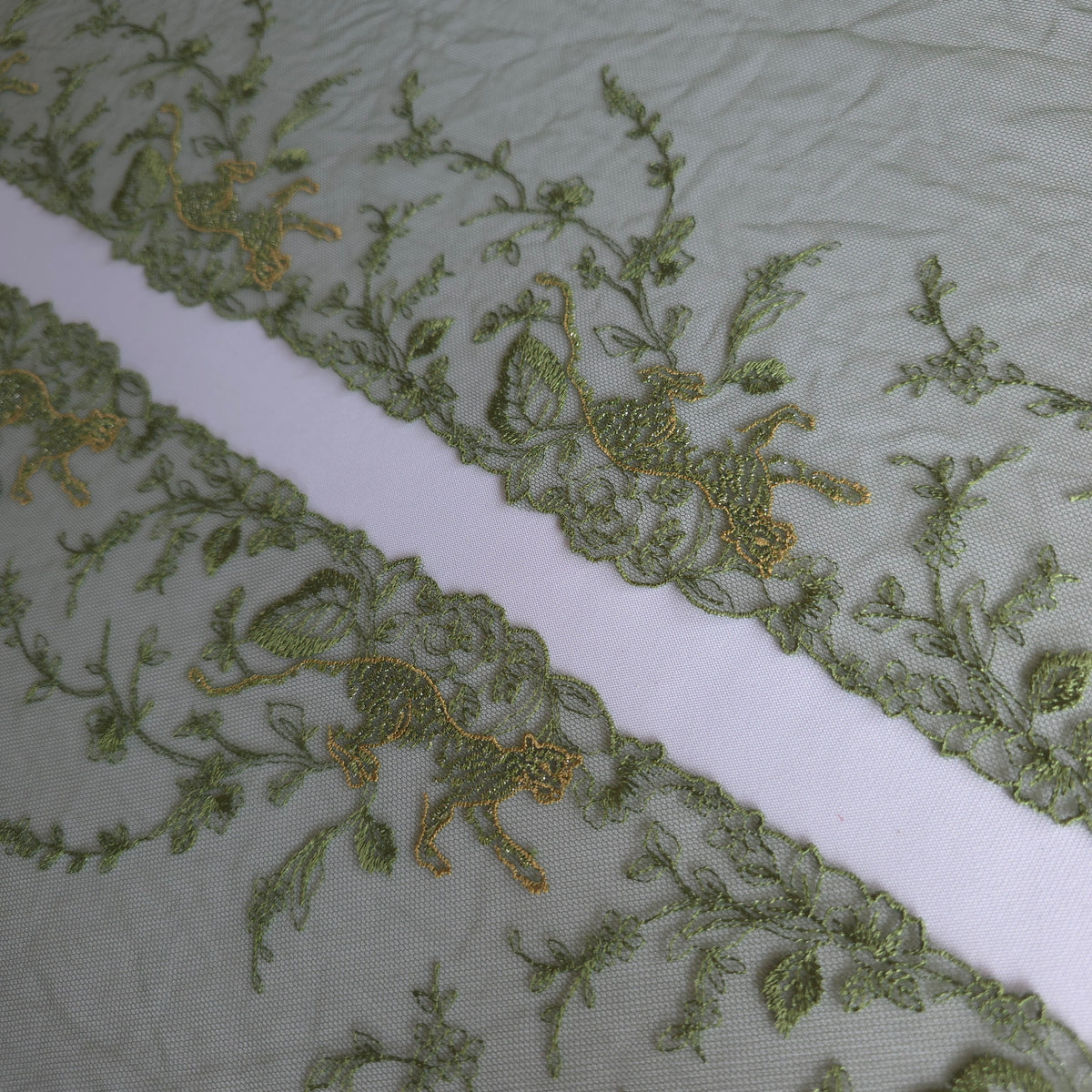 2026-108 bosgroen tulekant met geborduurde panters voorzien van champagne goud lurexdraad