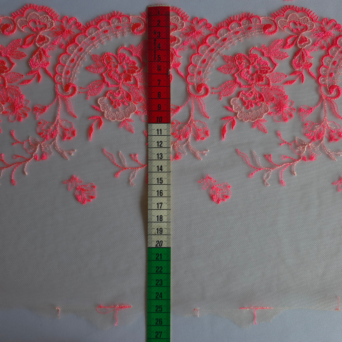 2026-109 Beige tulekant met neon roze bloemen borduursel