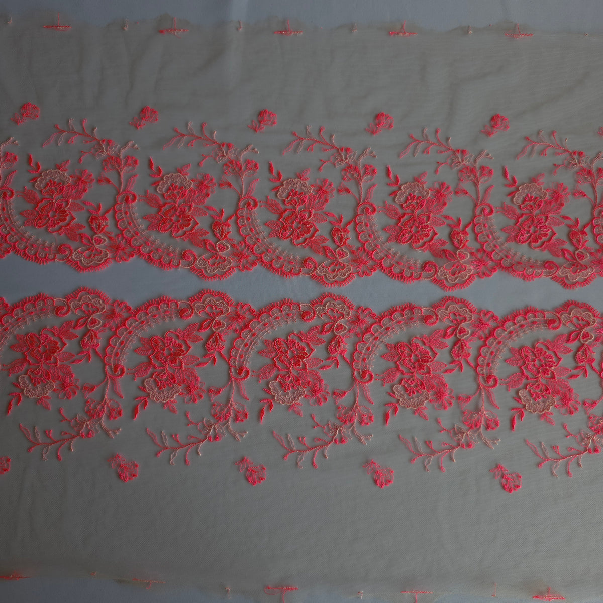 2026-109 Beige tulekant met neon roze bloemen borduursel