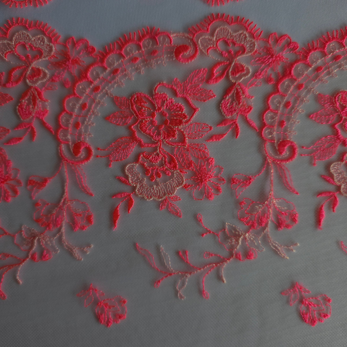 2026-109 Beige tulekant met neon roze bloemen borduursel
