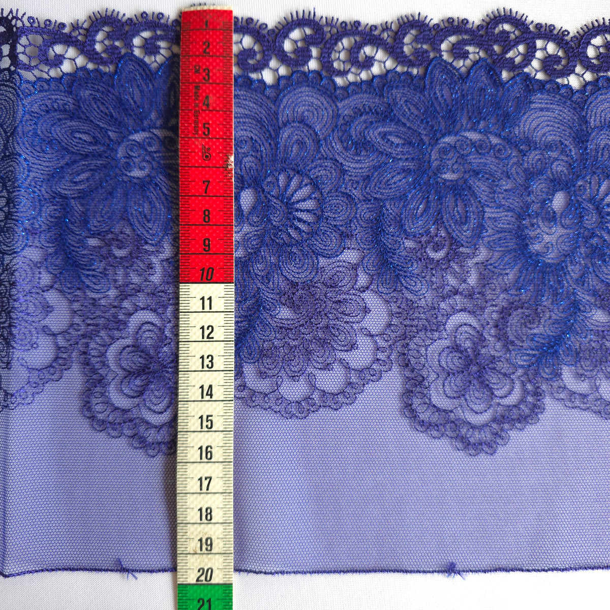 2026-110 elektrisch blauw tule kant met barok borduursel voorzien van blauw lurex draad en guipure schulprand