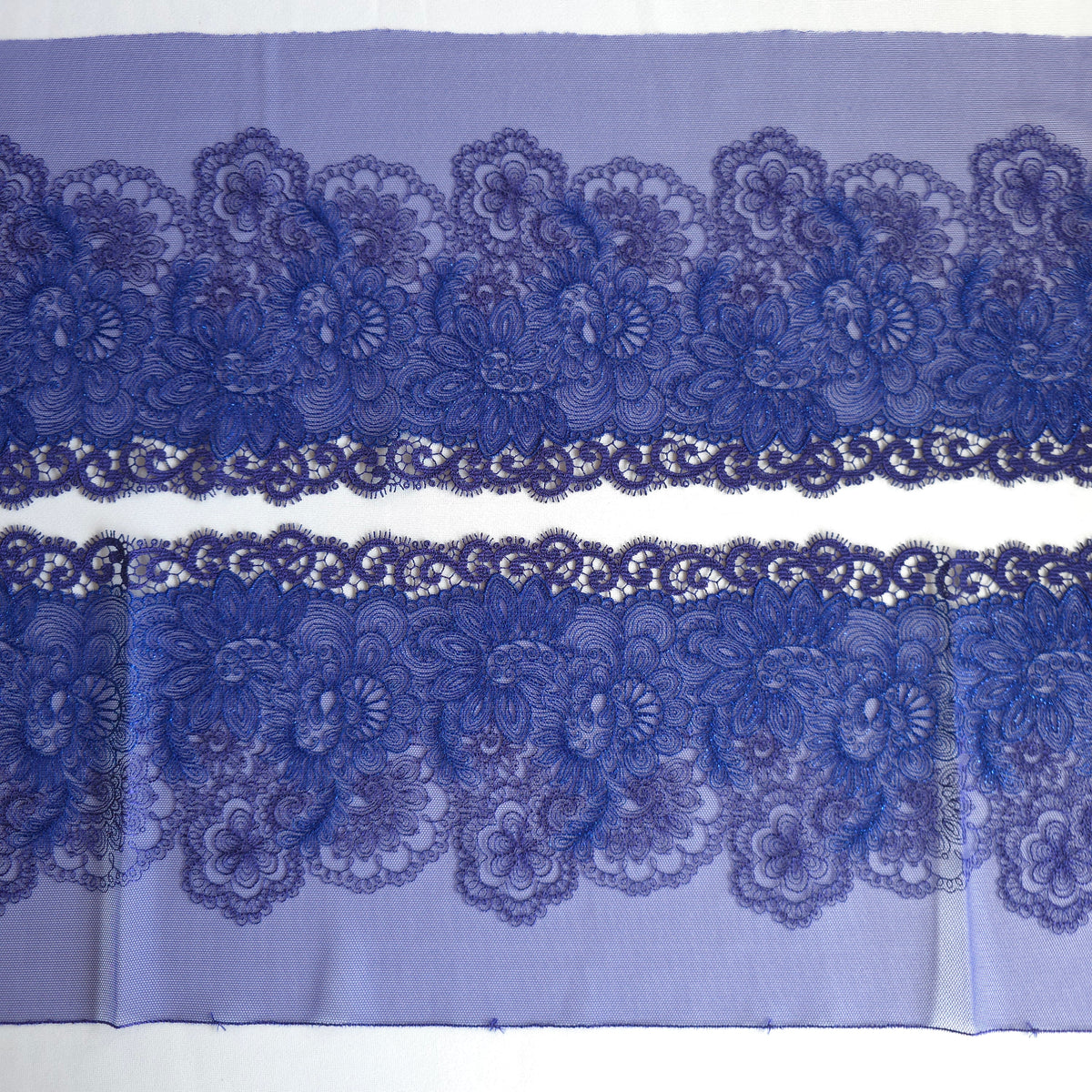 2026-110 elektrisch blauw tule kant met barok borduursel voorzien van blauw lurex draad en guipure schulprand