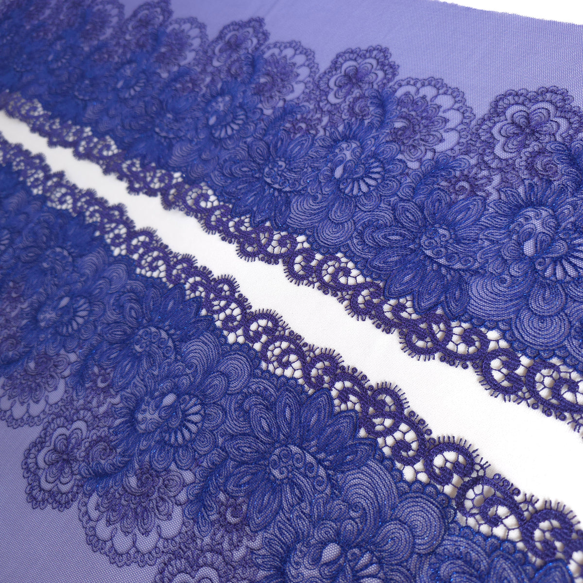 2026-110 elektrisch blauw tule kant met barok borduursel voorzien van blauw lurex draad en guipure schulprand