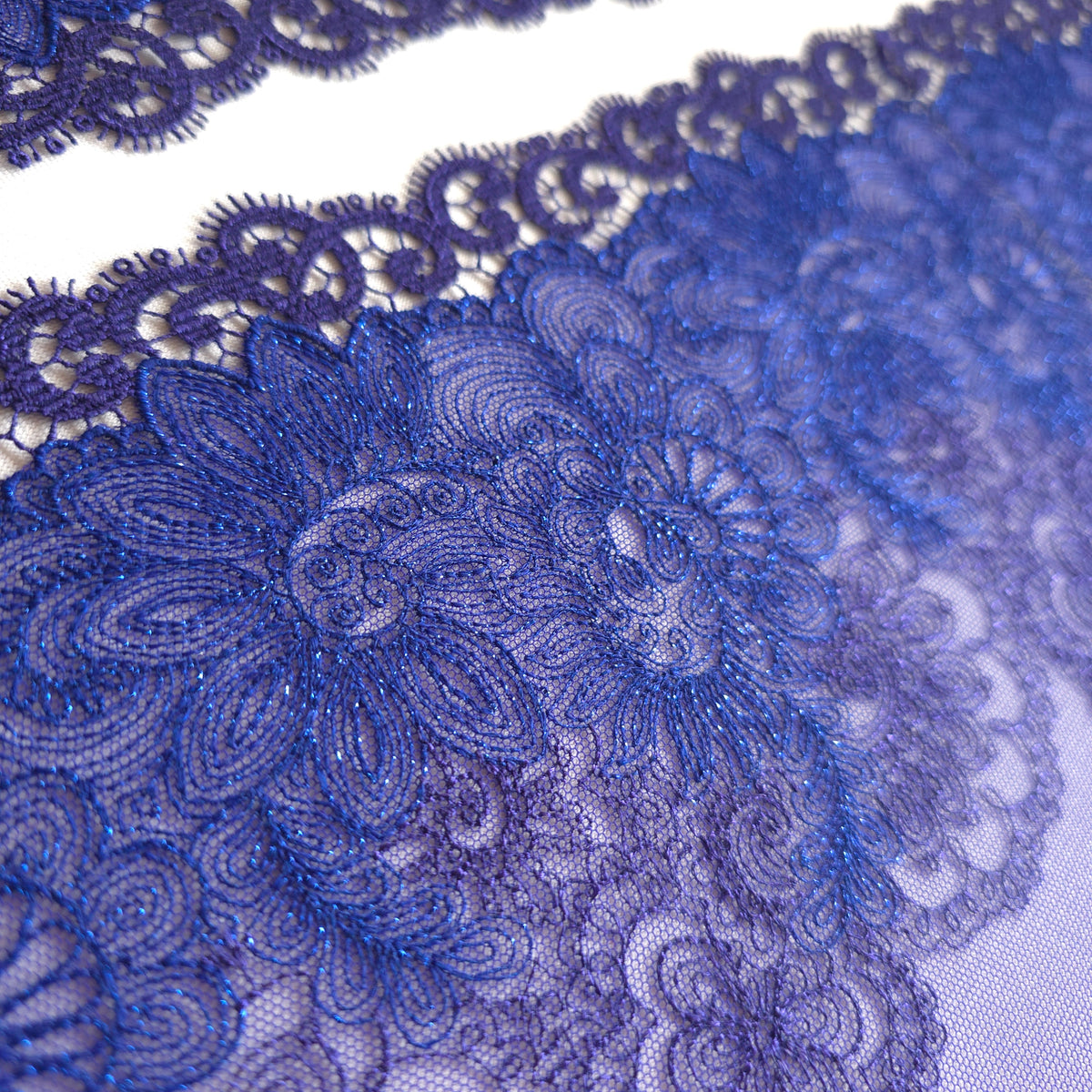 2026-110 elektrisch blauw tule kant met barok borduursel voorzien van blauw lurex draad en guipure schulprand