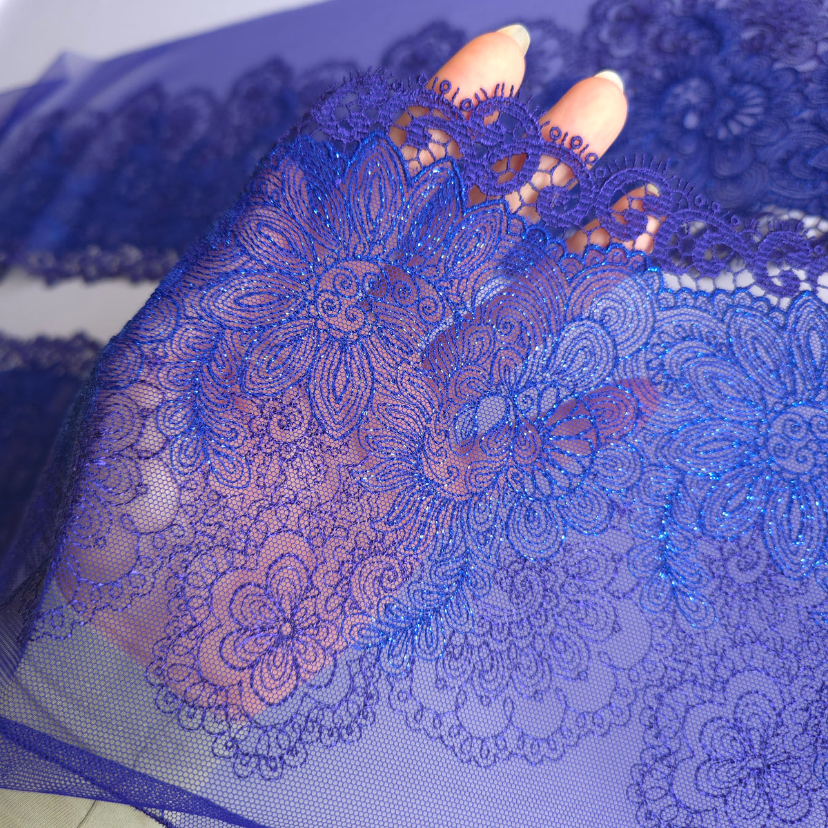 2026-110 elektrisch blauw tule kant met barok borduursel voorzien van blauw lurex draad en guipure schulprand