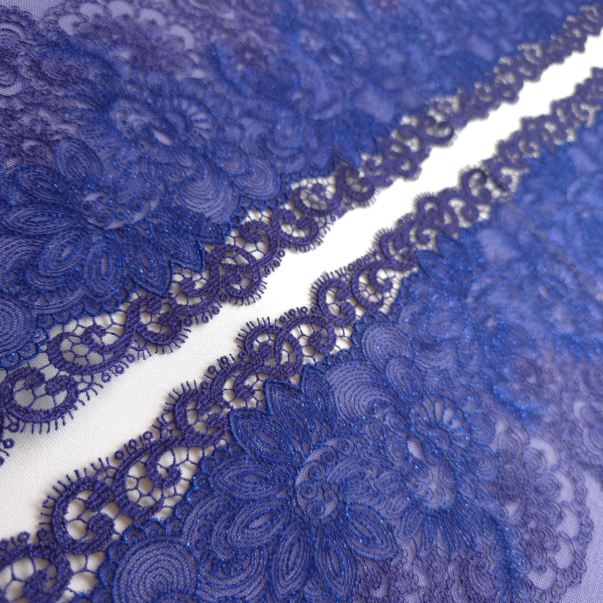 2026-110 elektrisch blauw tule kant met barok borduursel voorzien van blauw lurex draad en guipure schulprand