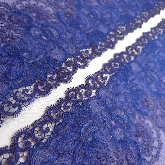 2026-110 elektrisch blauw tule kant met barok borduursel voorzien van blauw lurex draad en guipure schulprand