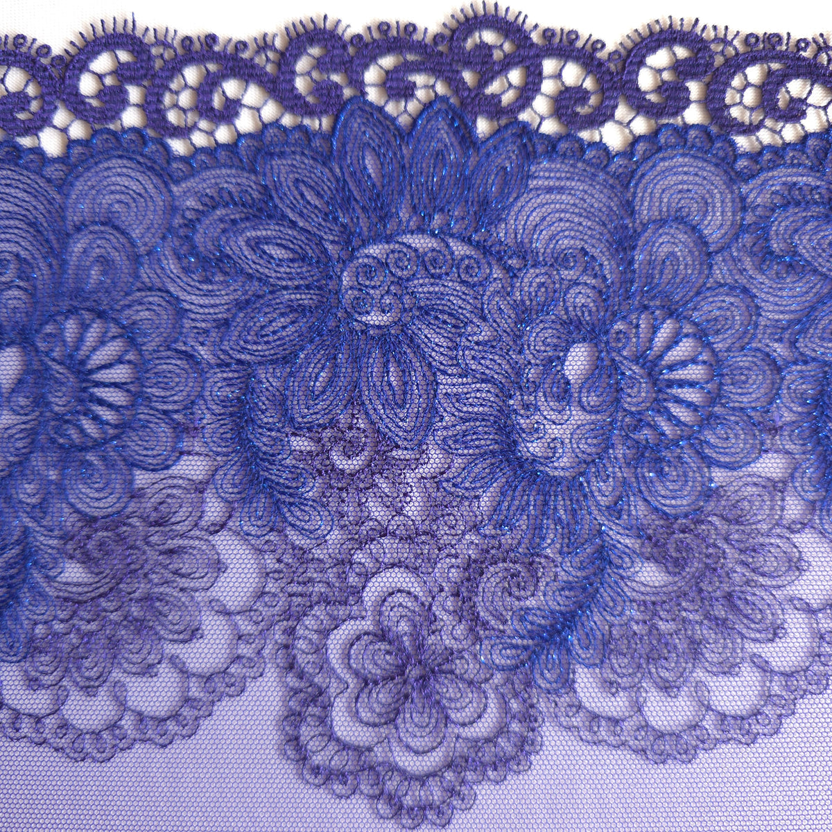 2026-110 elektrisch blauw tule kant met barok borduursel voorzien van blauw lurex draad en guipure schulprand